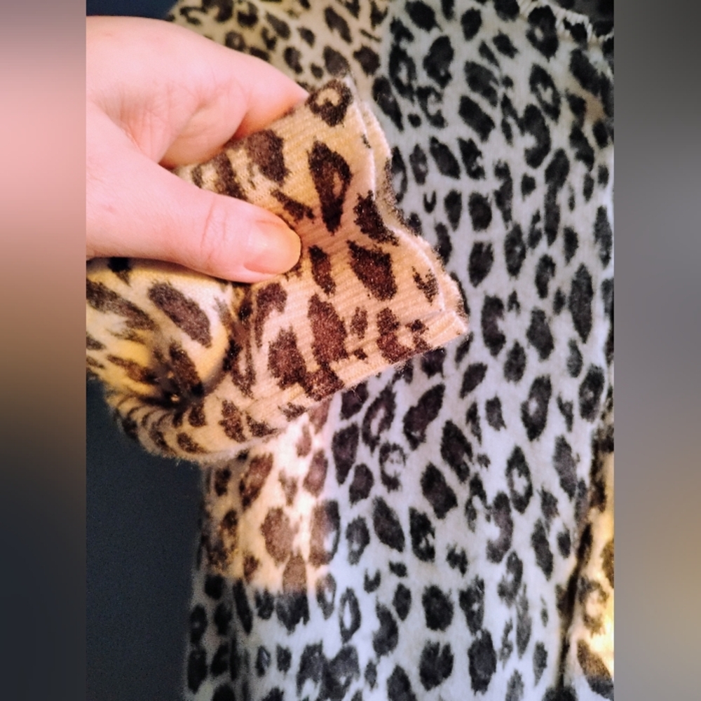 💥SOLD💥Vintage BEBE 100% Cashmere Leopard Print Cardigan w/Hook Closures SIZE S - Picture 8 of 9